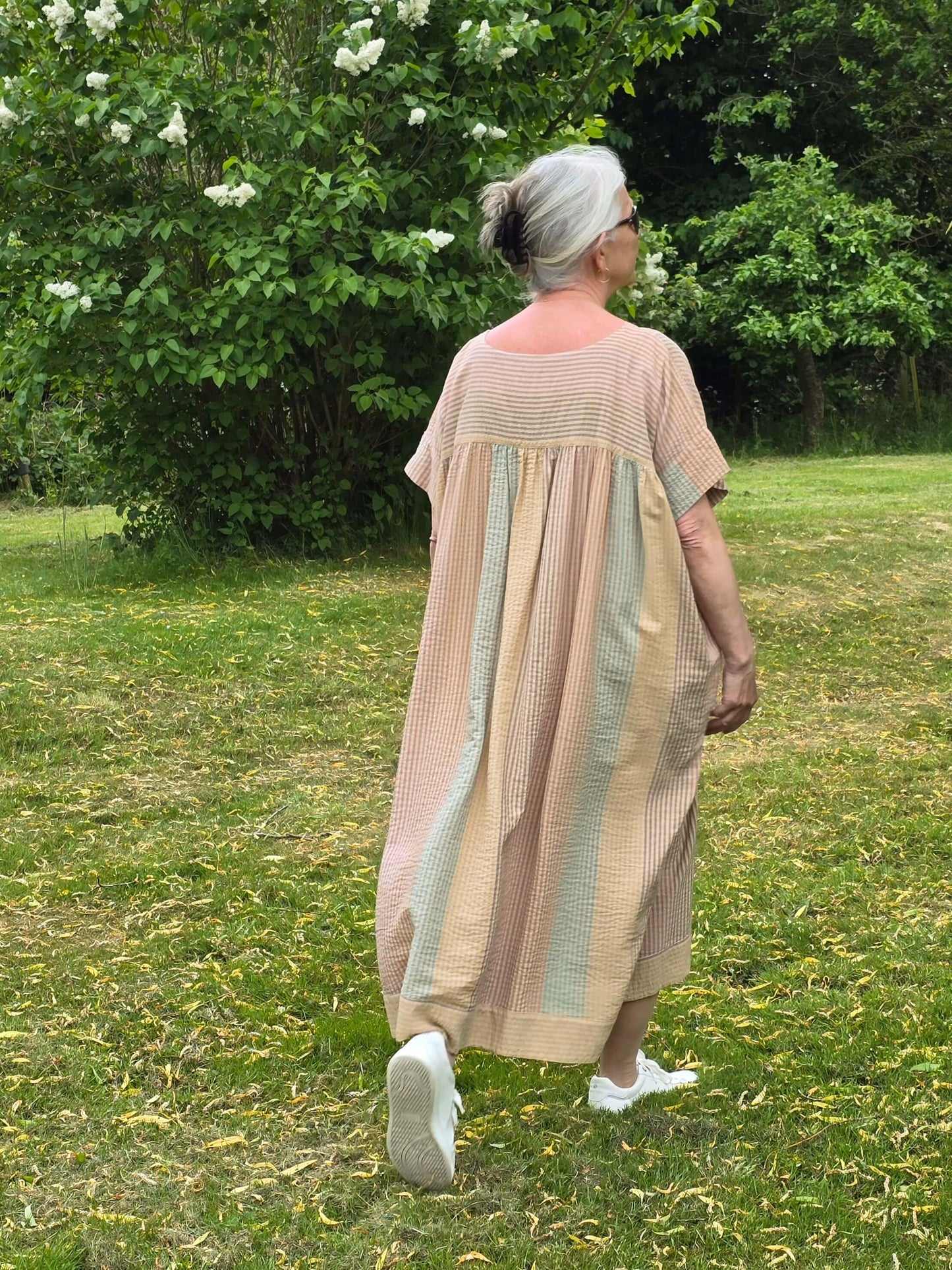 Stribet oversize maxikjole i let viskose. SPAR 50%