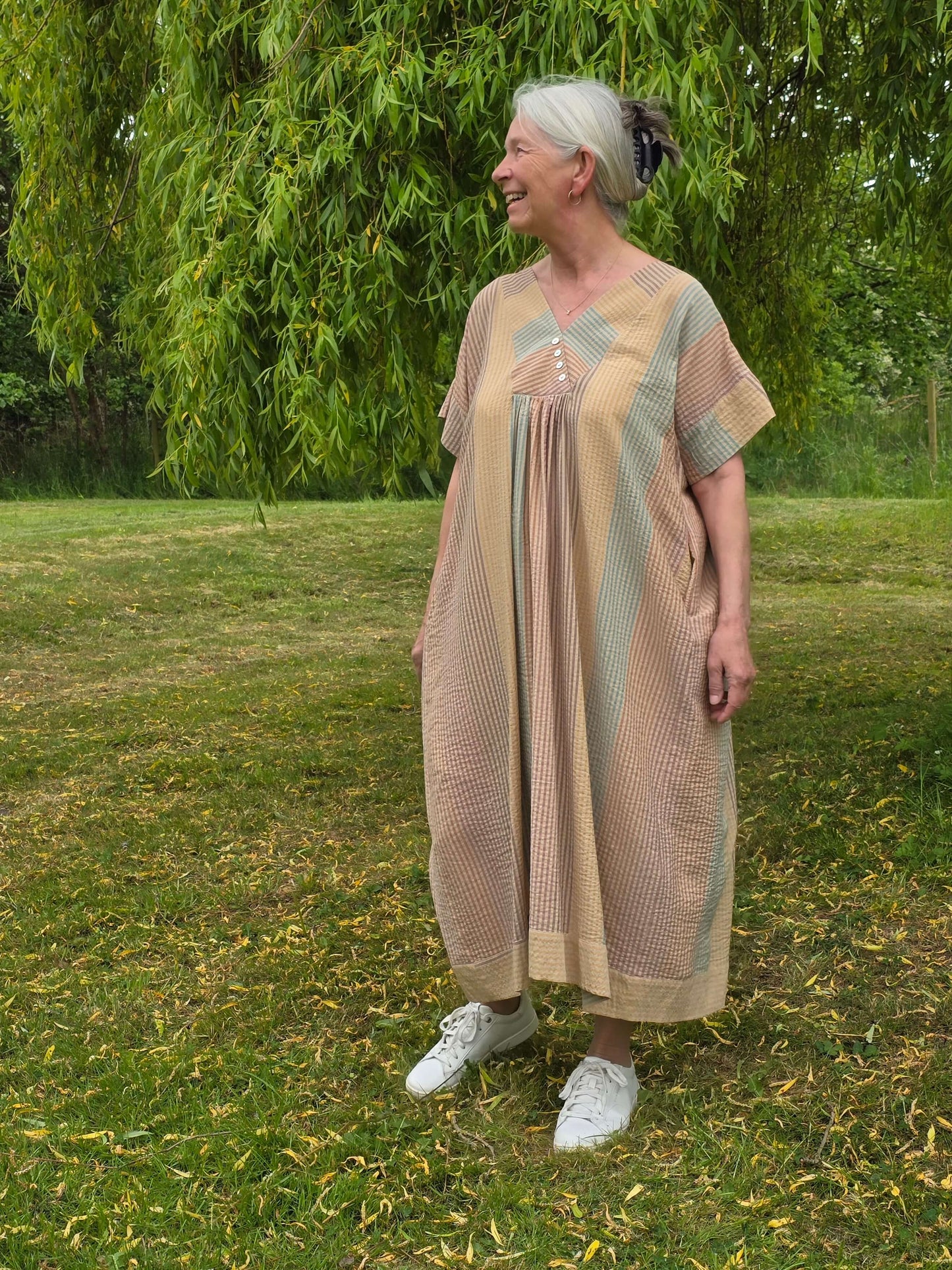 Stribet oversize maxikjole i let viskose. SPAR 50%