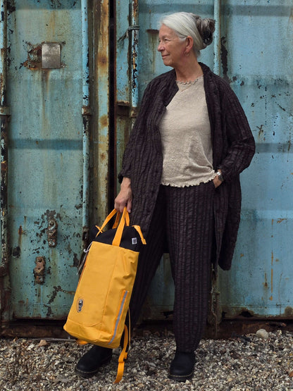 Gul rygsæk - af upcyclede materialer