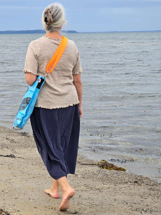 Jeansblå, midi nederdel med elastik i taljen