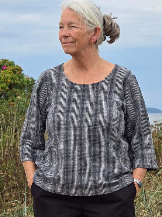 Ternet bluse med rund hals