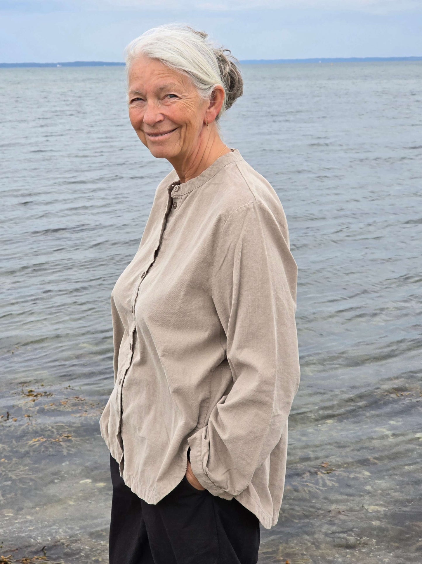 Lys storskjorte i babyfløjl