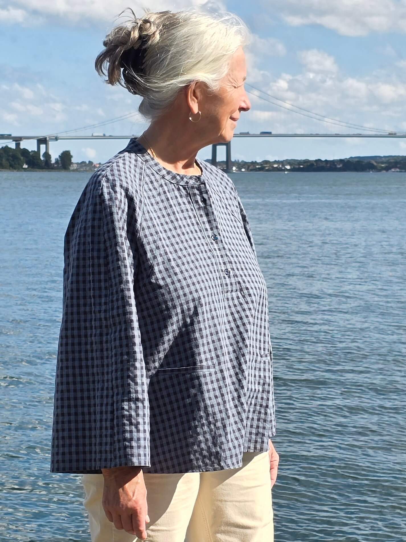 Kort, ternet retro bluse