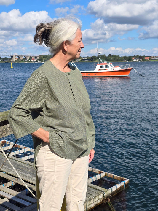 Lang skjortebluse med fine detaljer