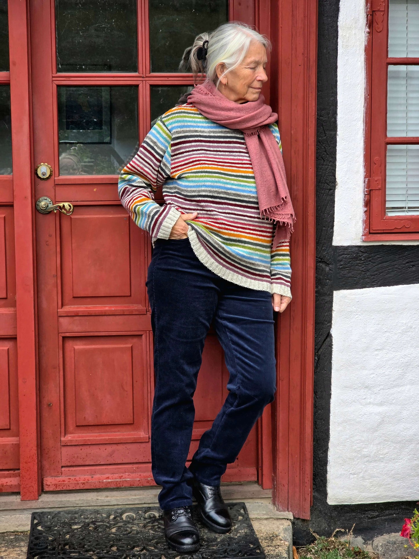 Multistribet uldsweater på lys bund