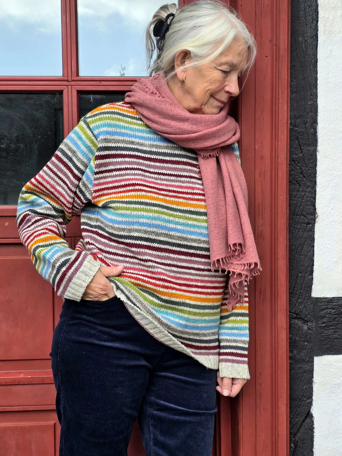 Multistribet uldsweater på lys bund