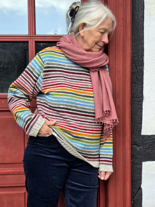 Multistribet uldsweater på lys bund
