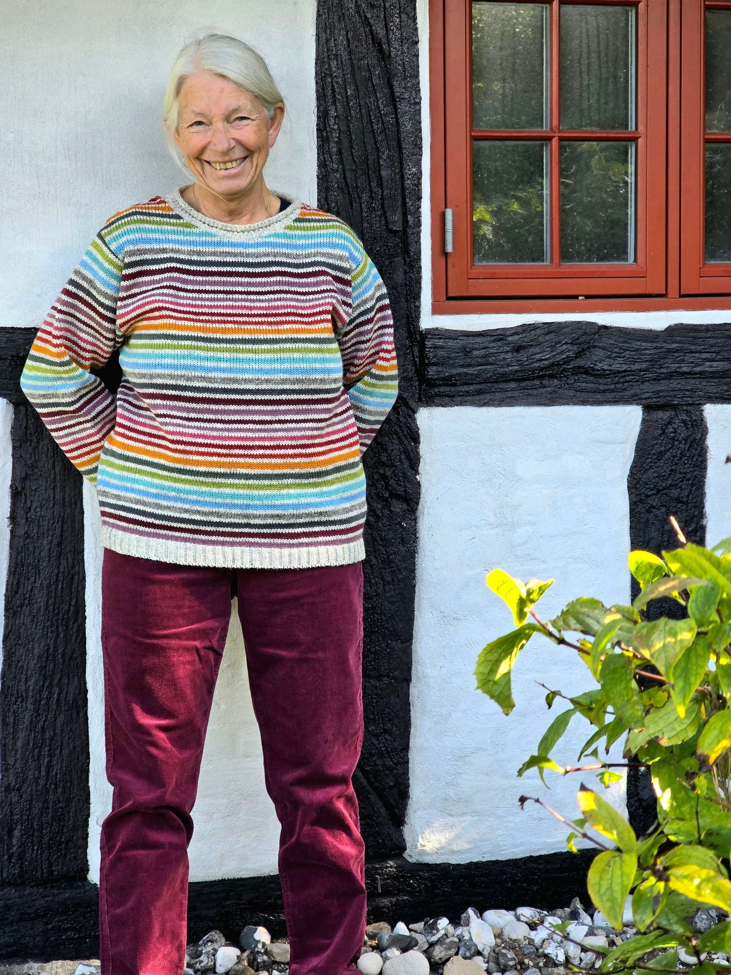Multistribet uldsweater på lys bund