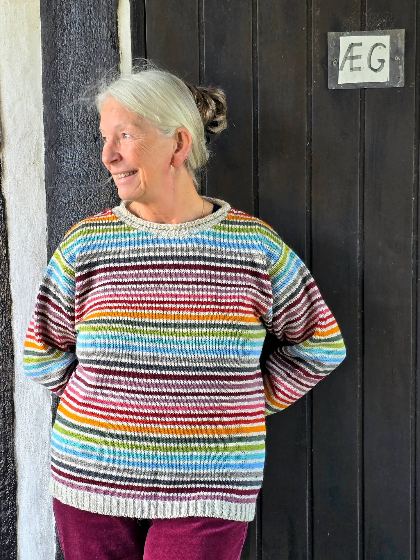 Multistribet uldsweater på lys bund