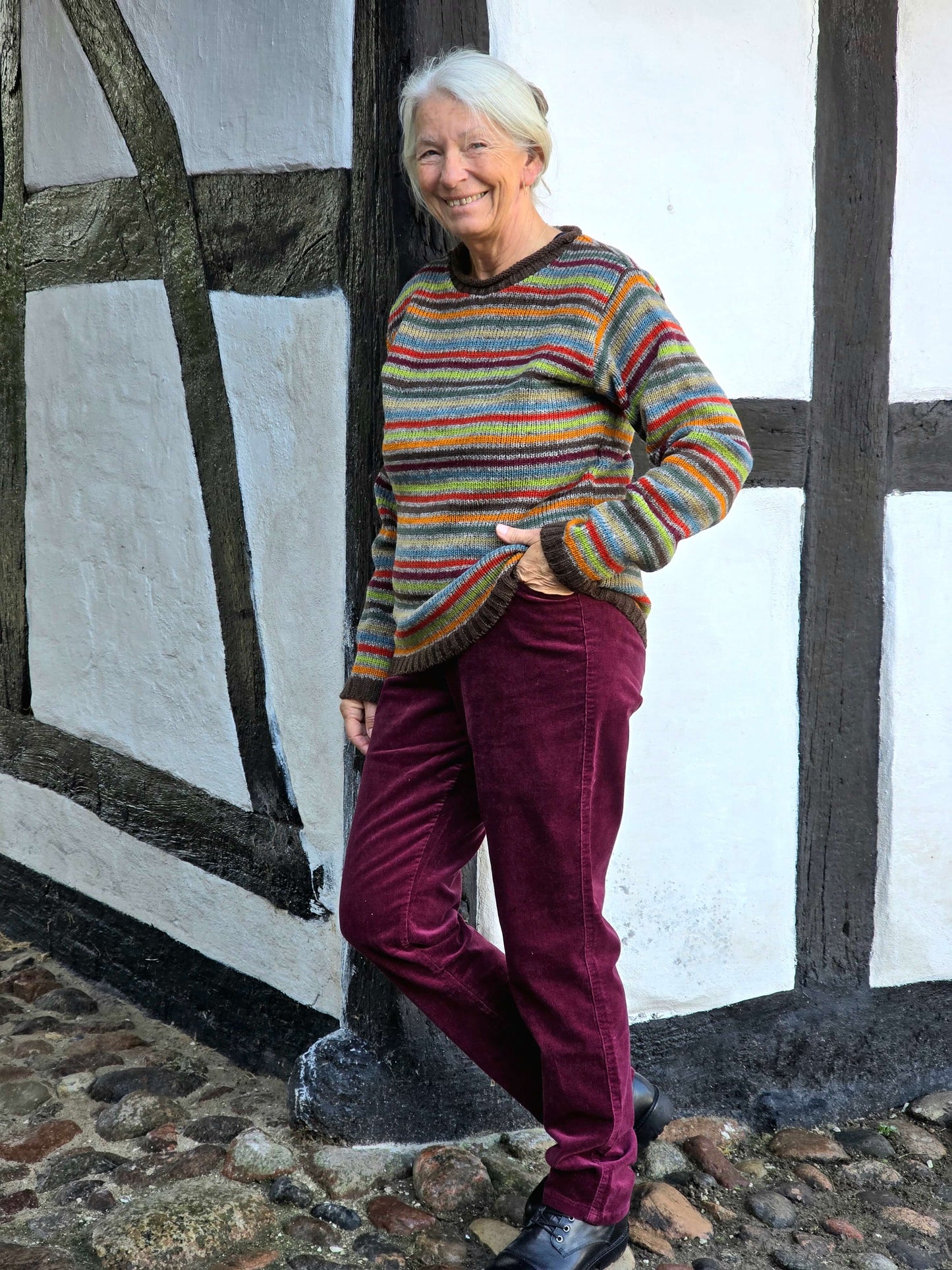 Multistribet uldsweater på brun bund