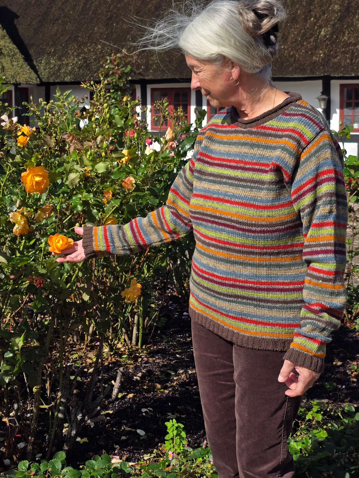 Multistribet uldsweater på brun bund