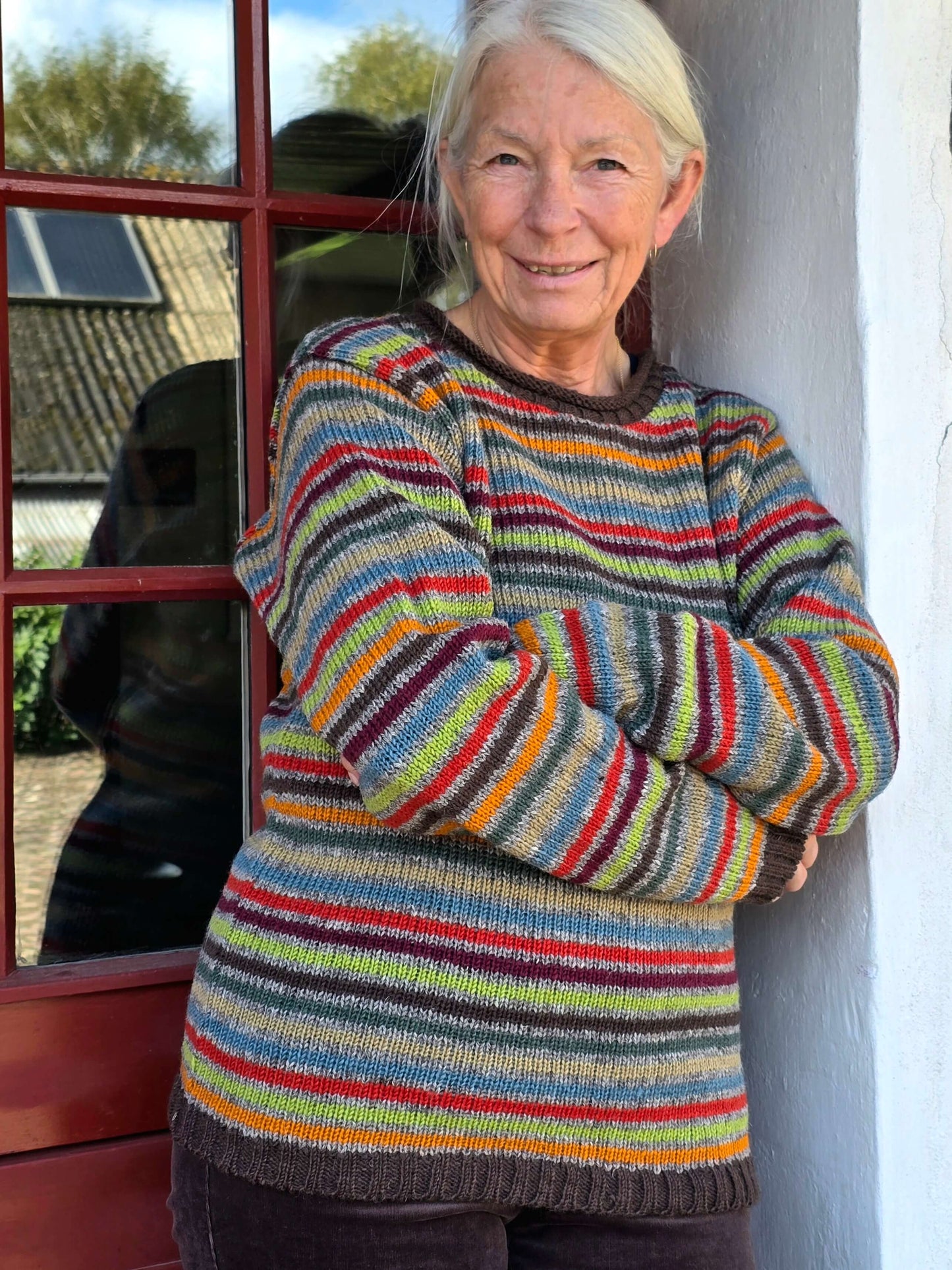 Multistribet uldsweater på brun bund
