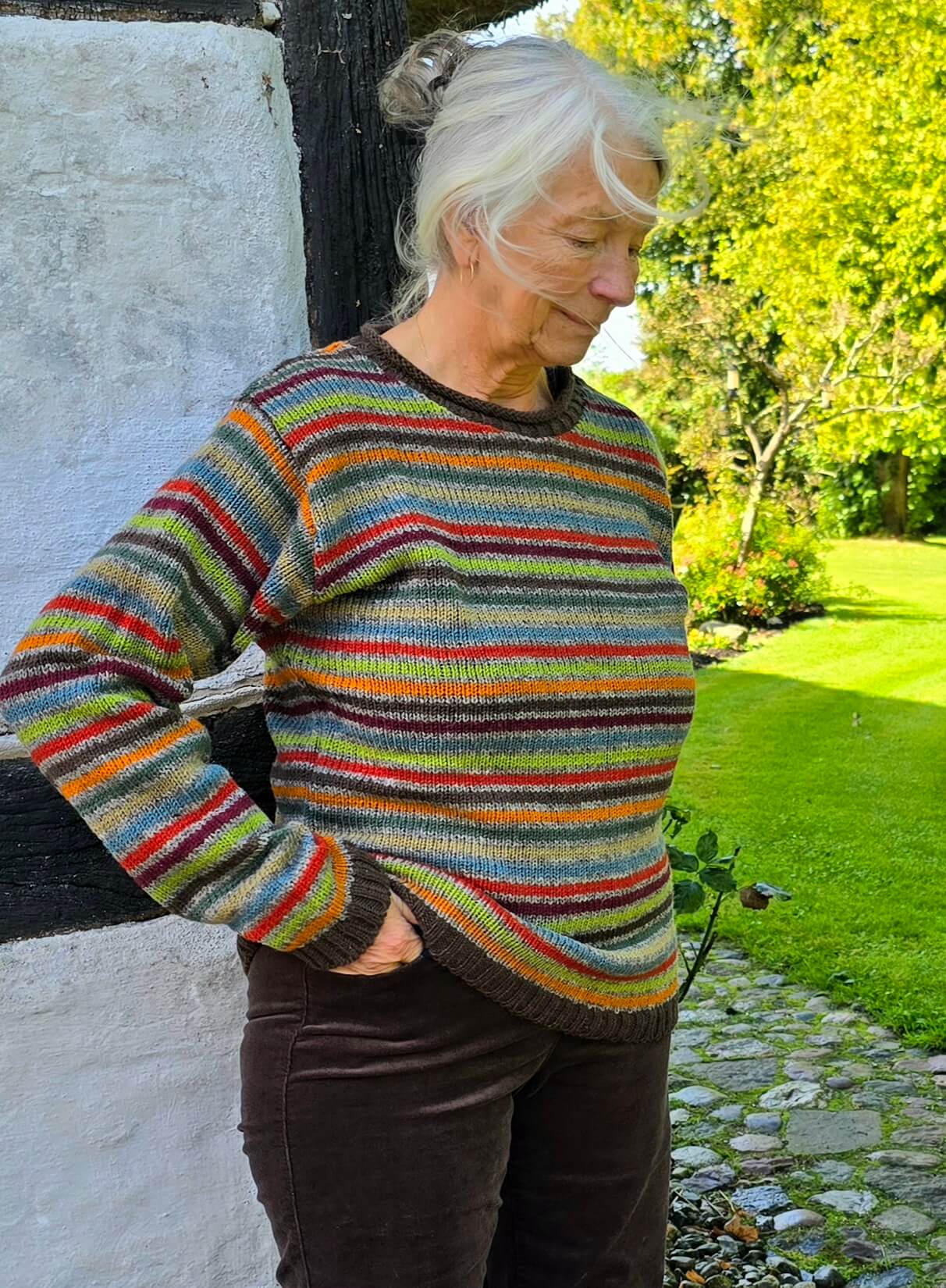 Multistribet uldsweater på brun bund