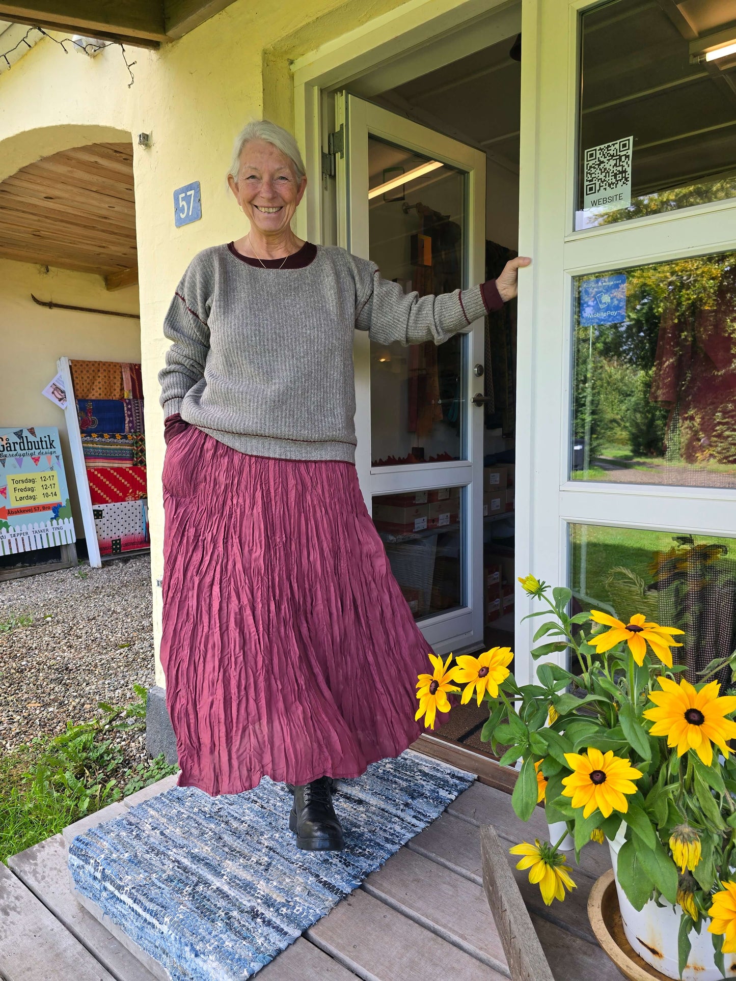 "DETTE",  vinrød nederdel i krøllet silke