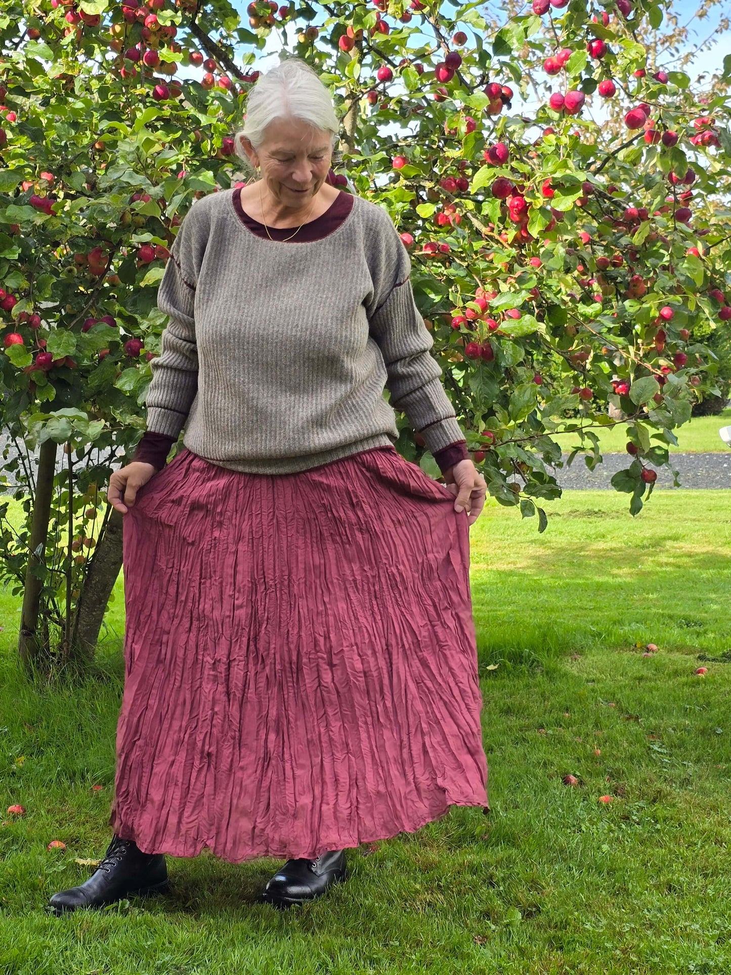 "DETTE",  vinrød nederdel i krøllet silke