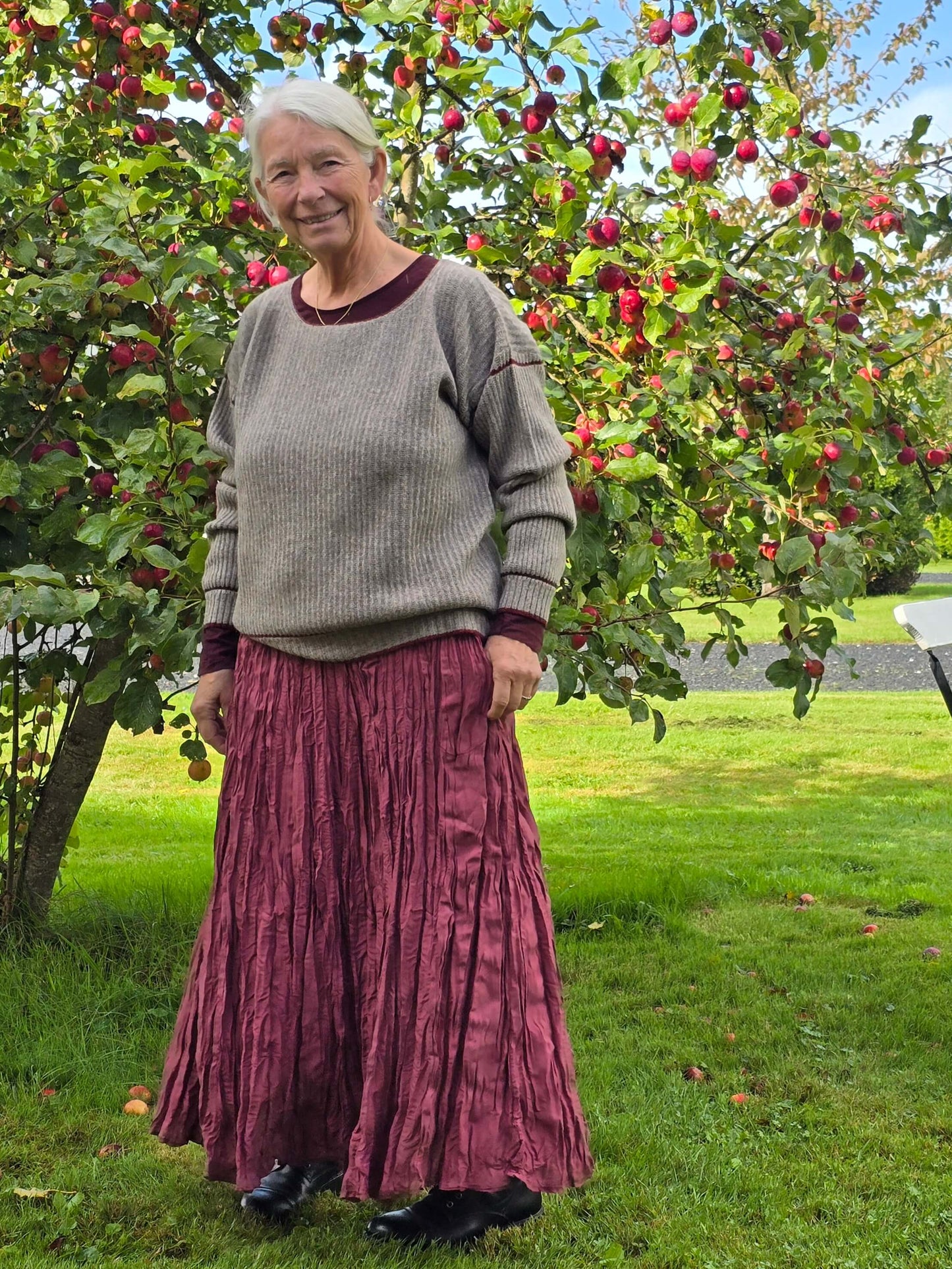 "DETTE",  vinrød nederdel i krøllet silke