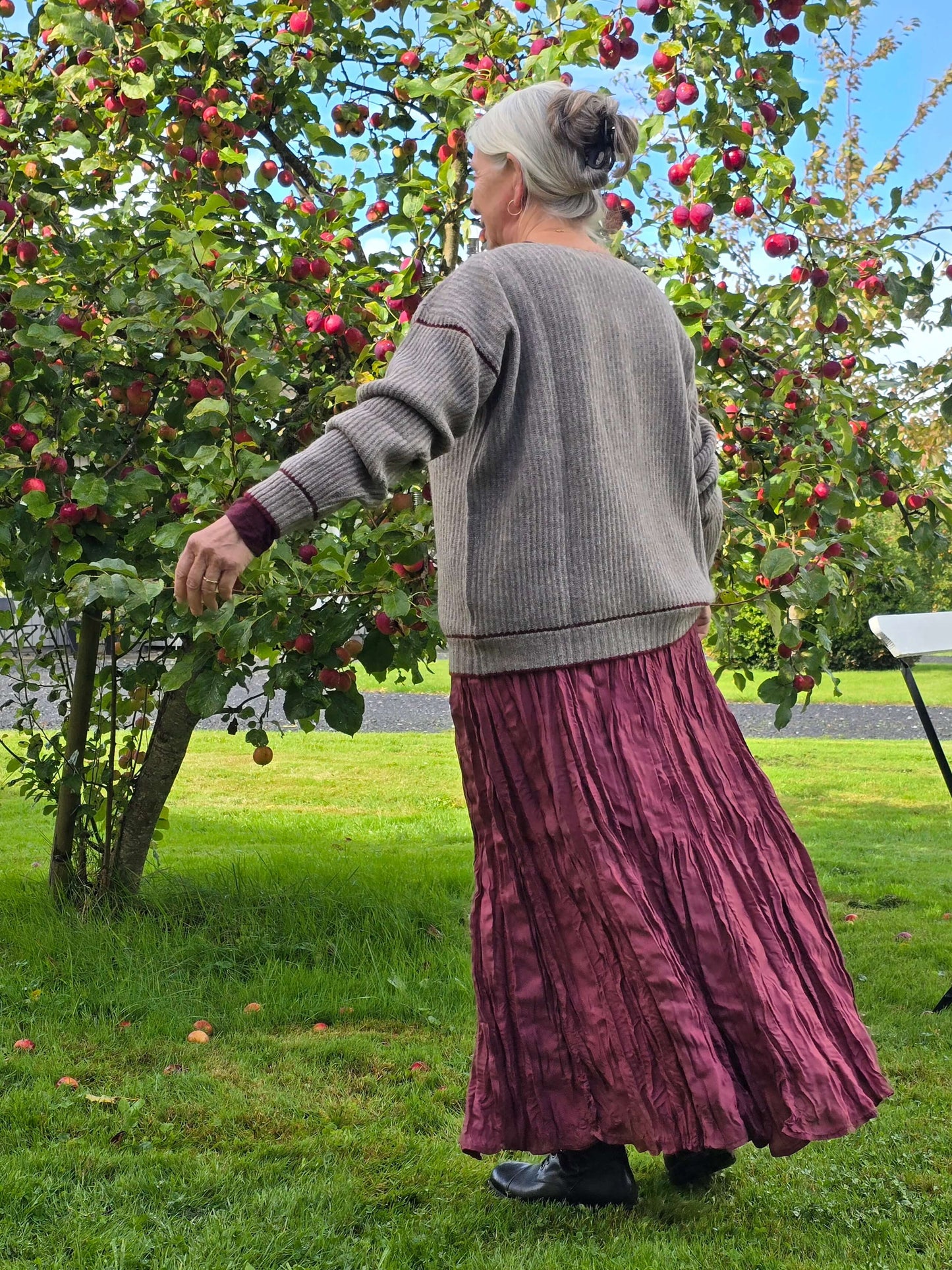 "DETTE",  vinrød nederdel i krøllet silke