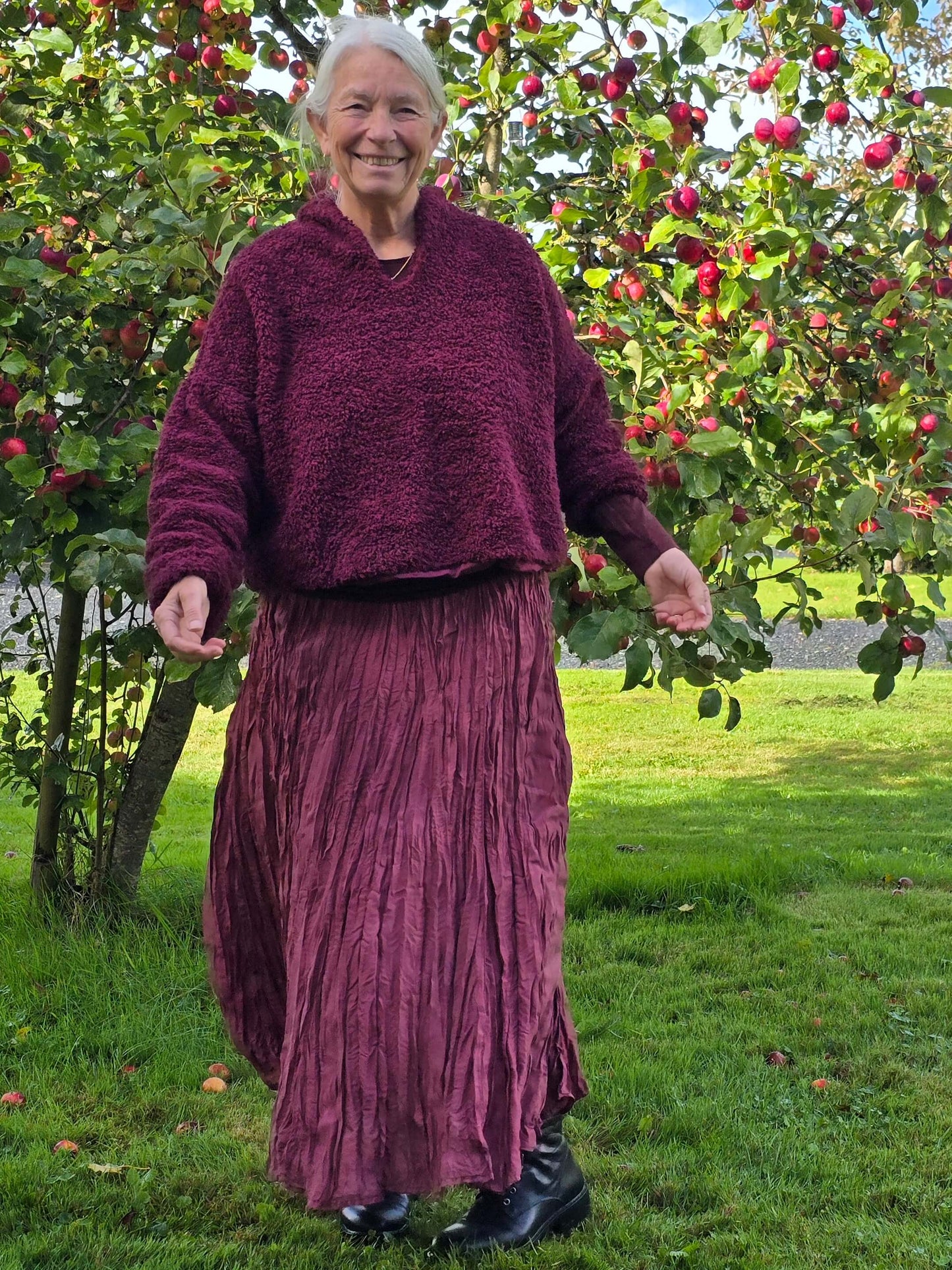 "DETTE",  vinrød nederdel i krøllet silke