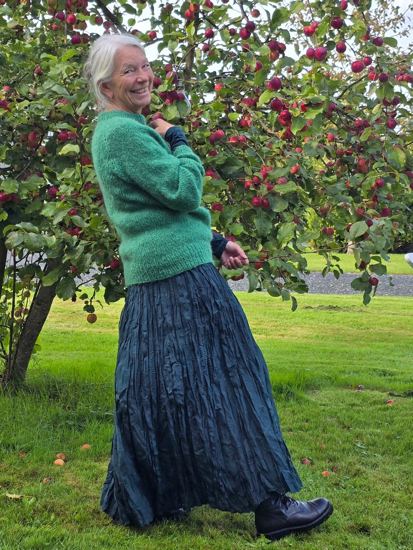 "DETTE", mørkegrøn nederdel i krøllet silke