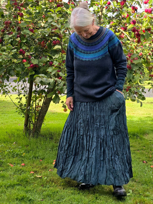 "DETTE", mørkegrøn nederdel i krøllet silke