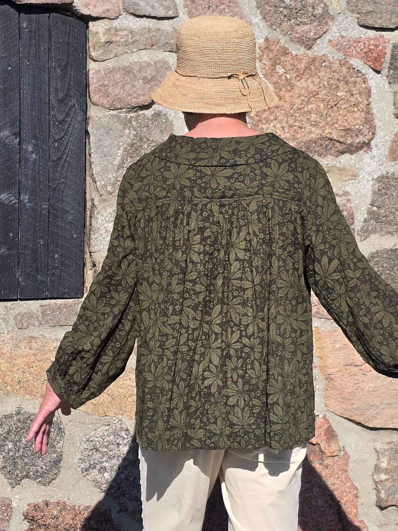 Bluse med grønt kastanjeprint