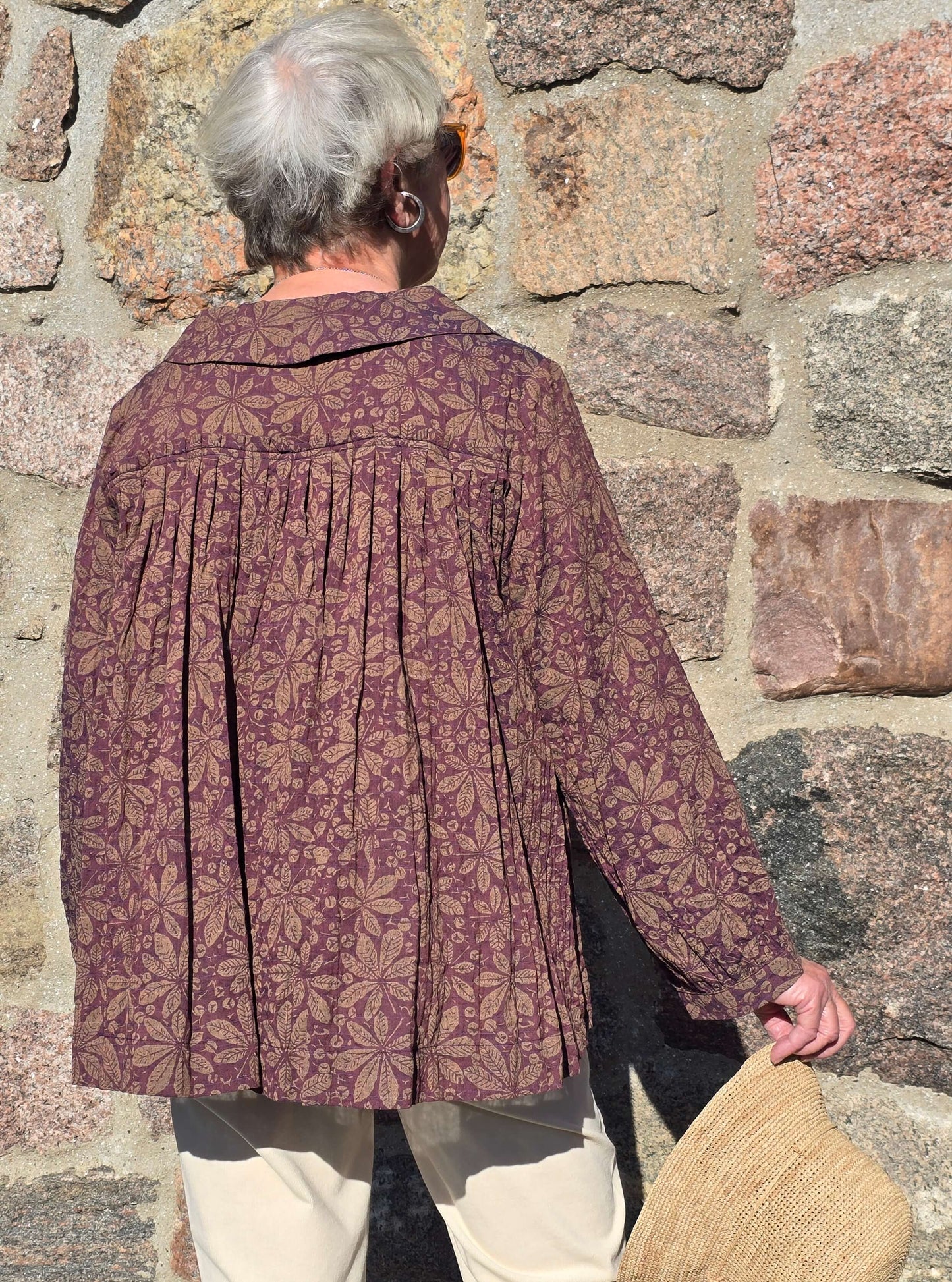 Bluse med violet kastanjeprint