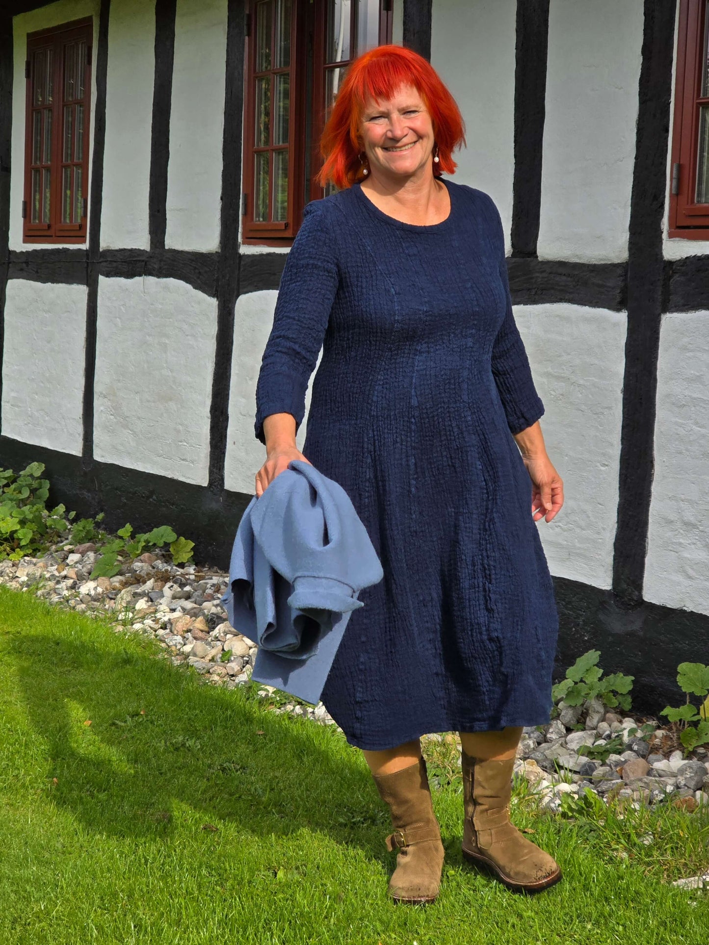 Midnatsblå kjole i blød hør