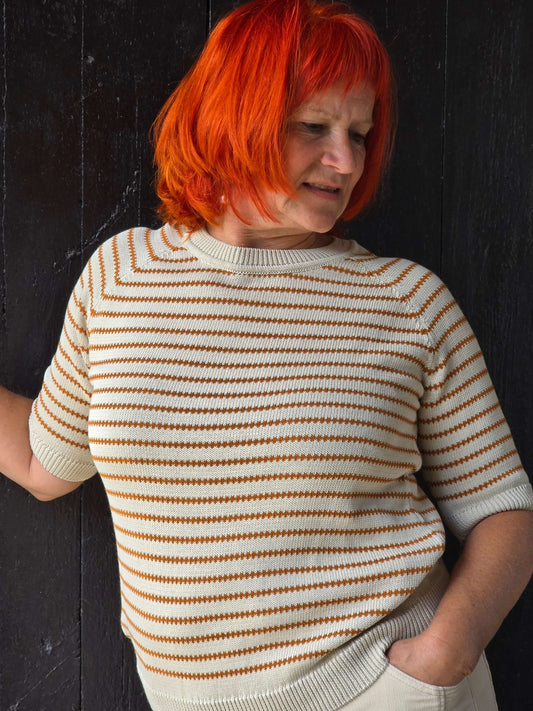 Strikket bluse med gyldne striber