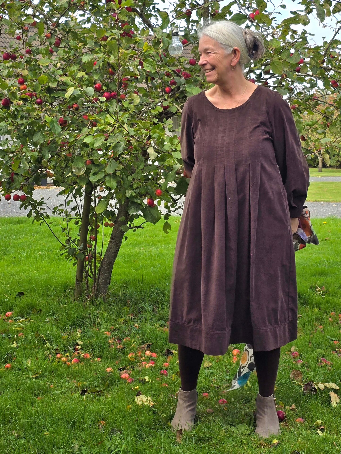 Mørkebrun fløjlskjole med læg