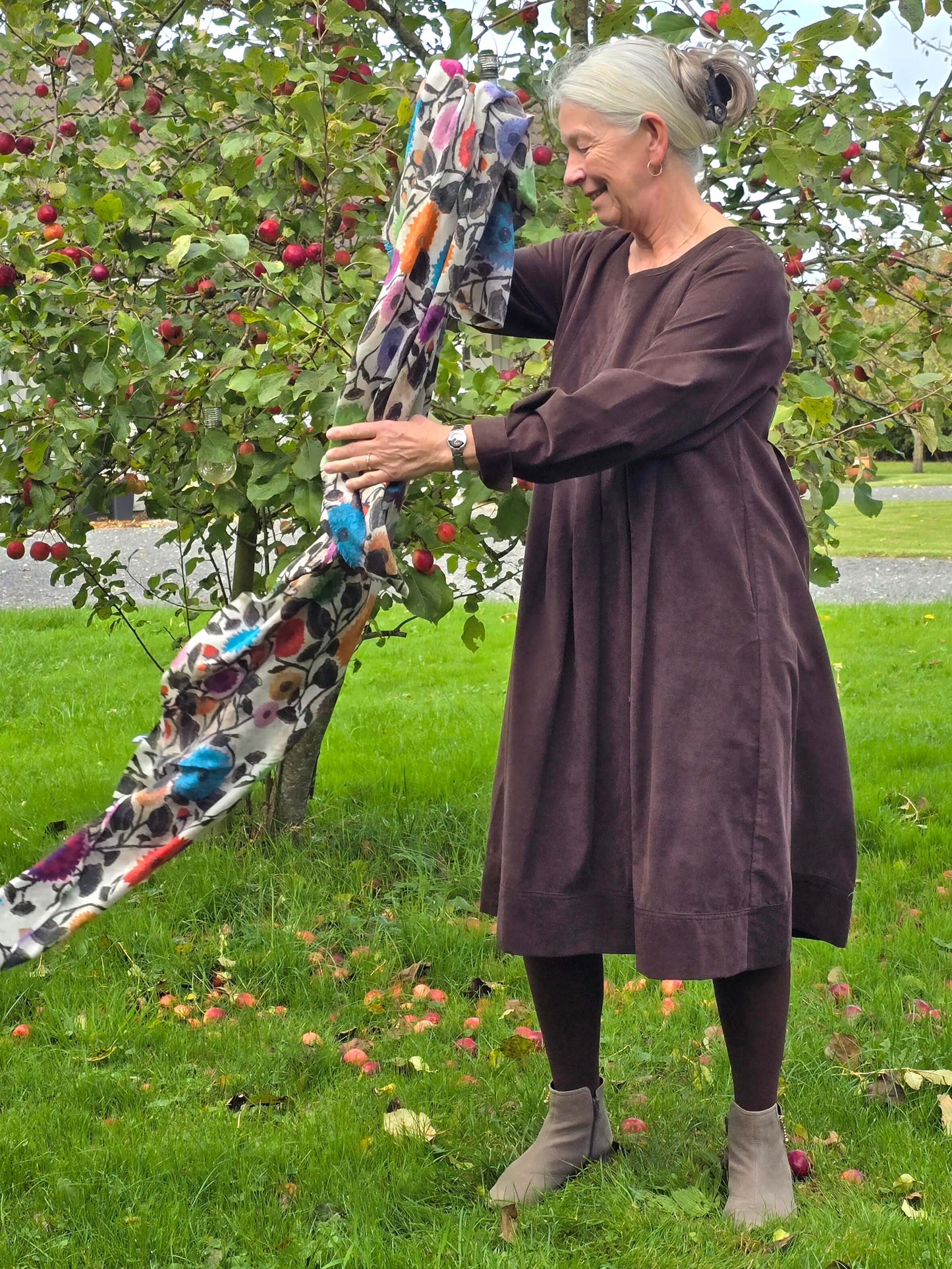 Mørkebrun fløjlskjole med læg