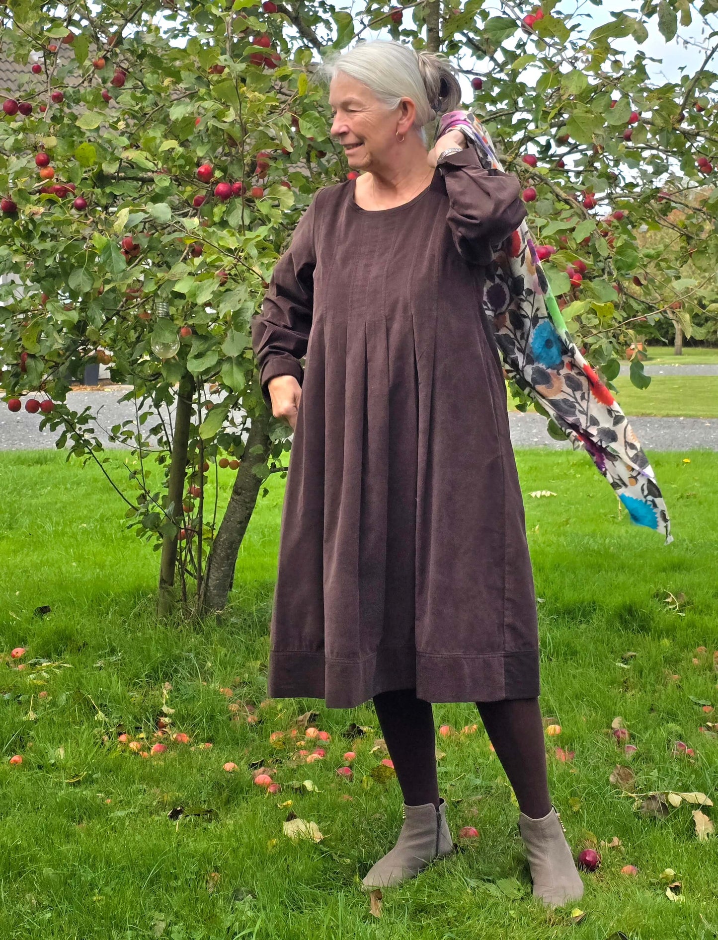 Mørkebrun fløjlskjole med læg