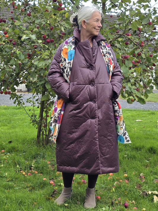 Auberginefarvet dynefrakke - let som en fjer