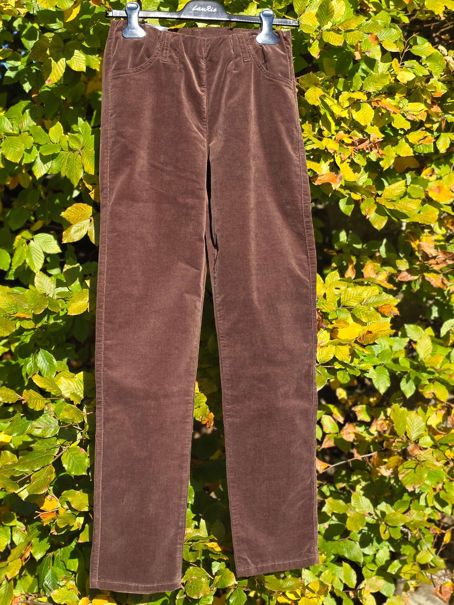 Lang buks i brunt babyfløjl