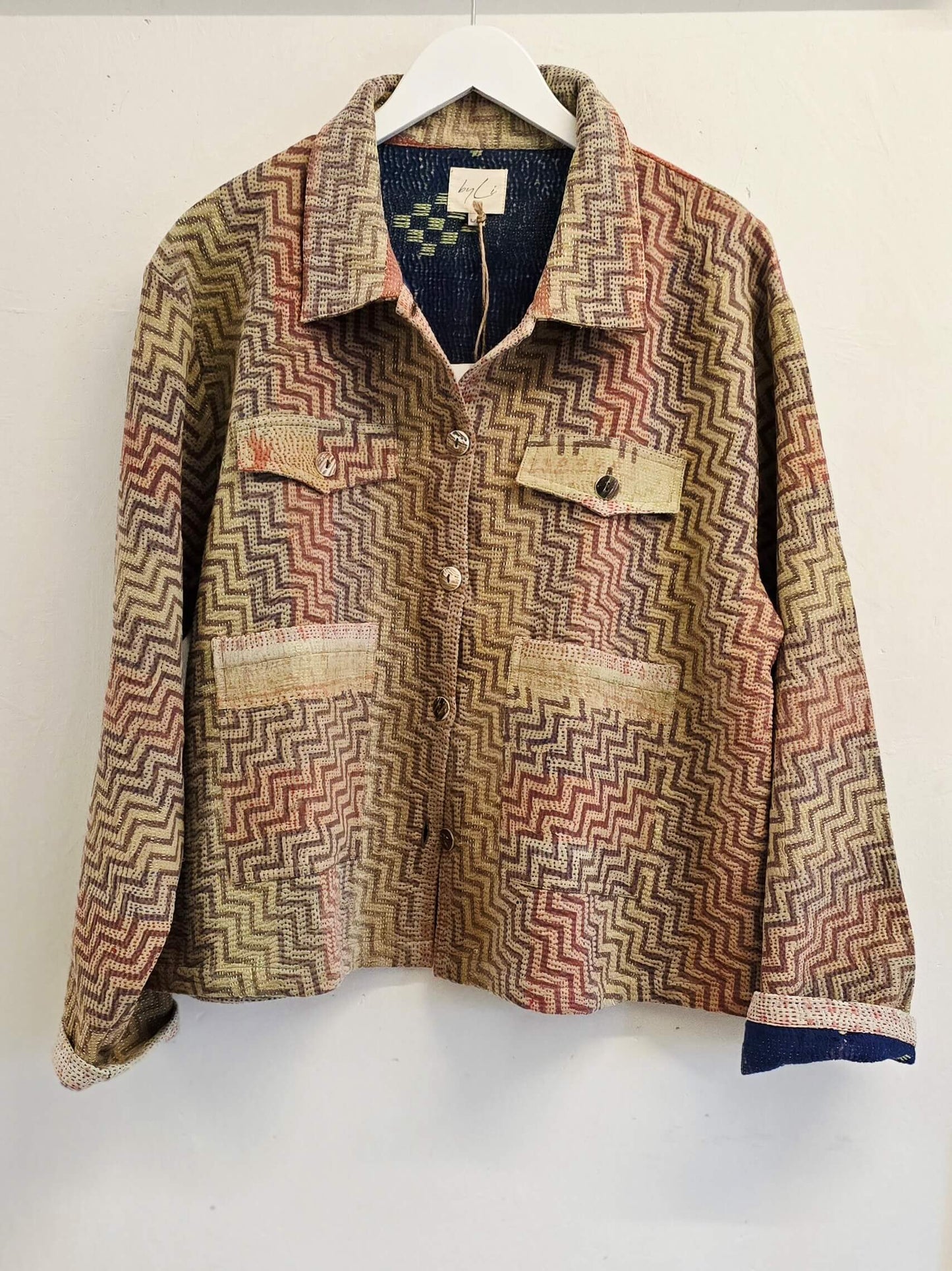 Creme/rød jakke, upcyclet af vintage tæpper