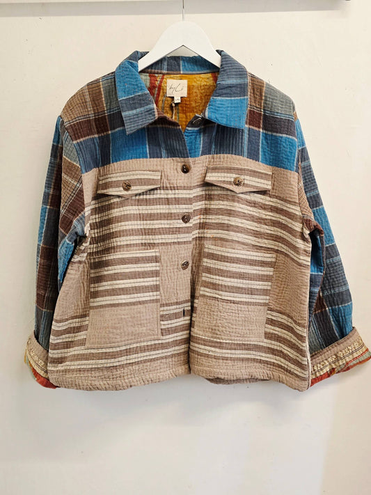 Blå/beige jakke, upcyclet af vintage tæpper