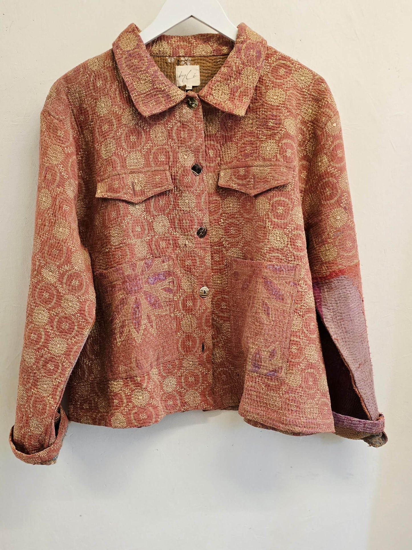 Lakserød jakke, upcyclet af vintage tæpper