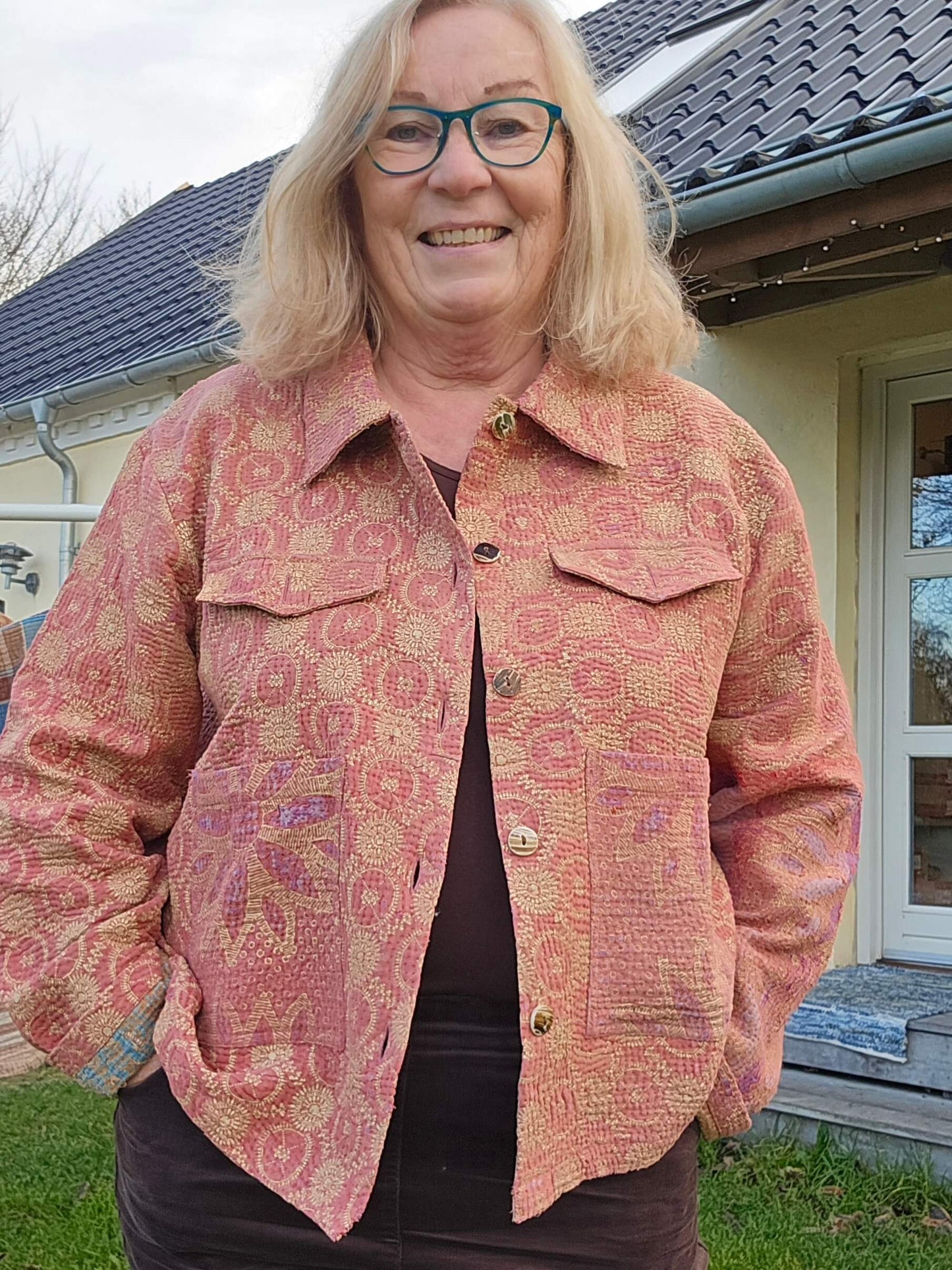 Lakserød jakke, upcyclet af vintage tæpper