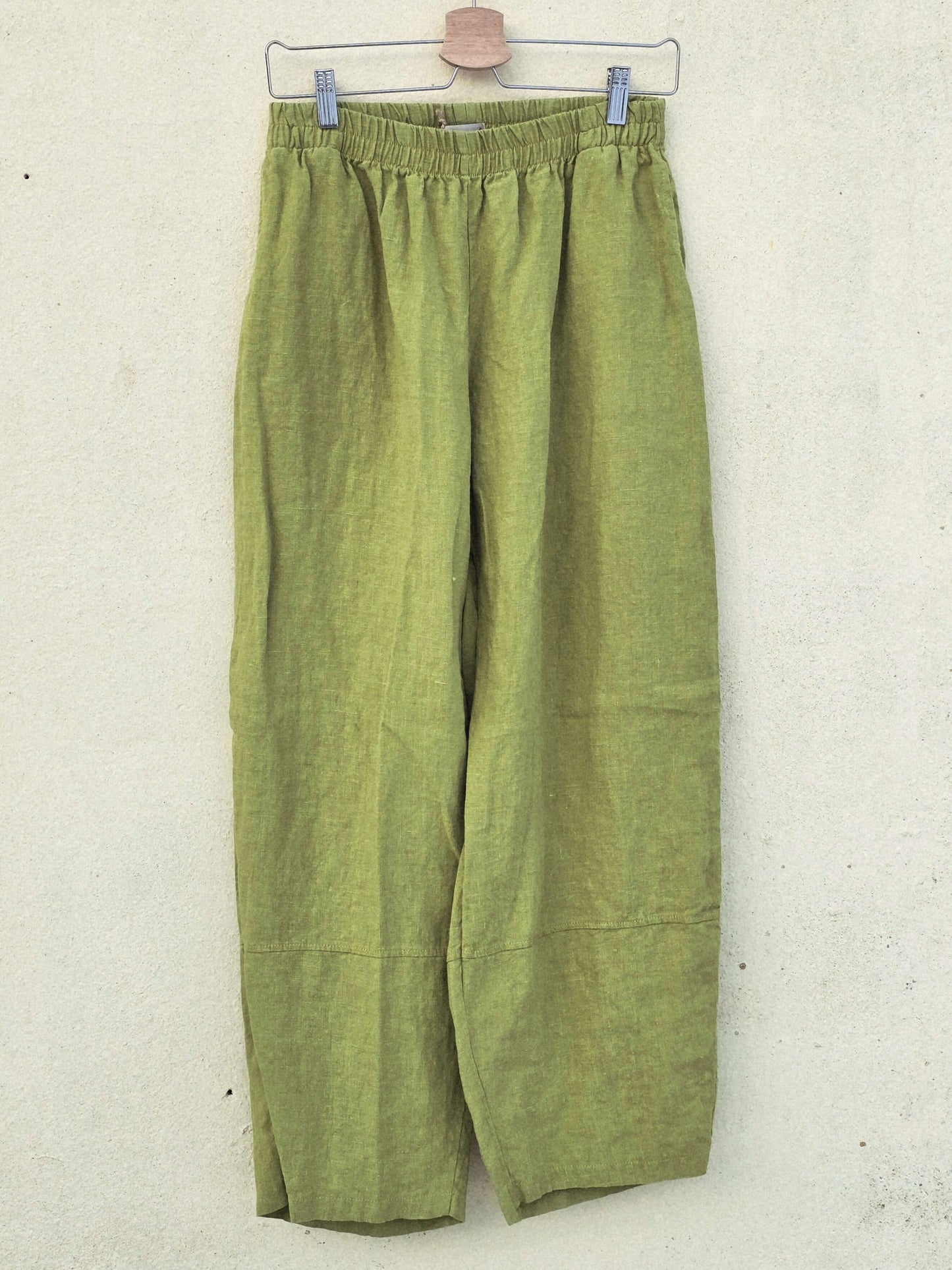 Sommergrønne hørbukser med elastik i taljen