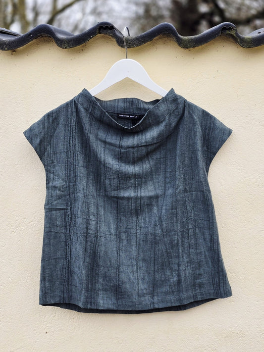 Kort bluse med høj hals