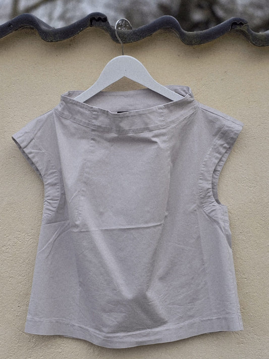 Kort bluse med høj hals