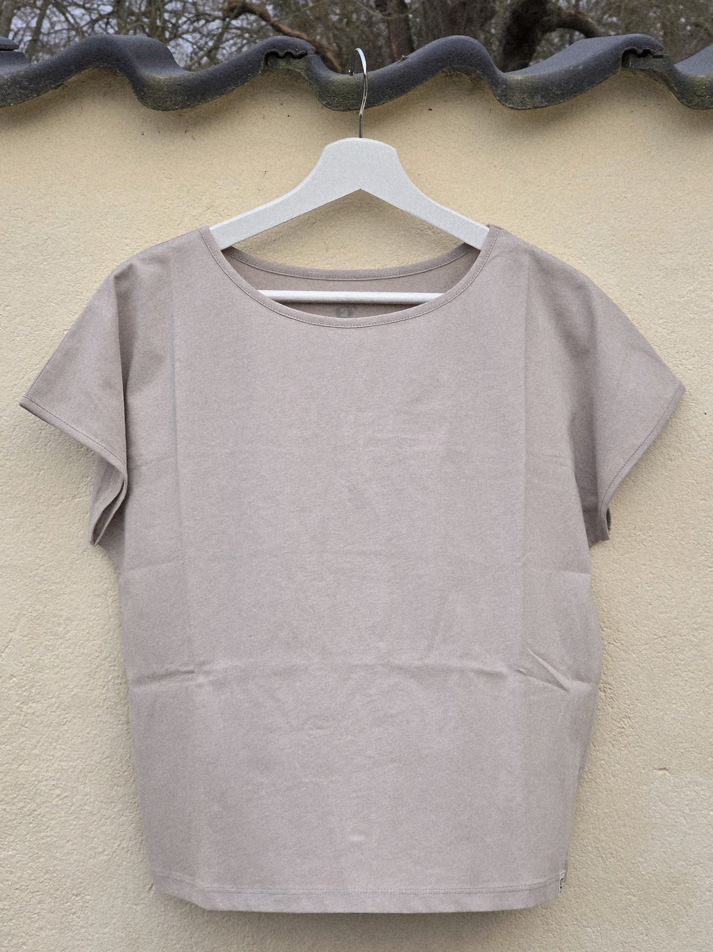 T-shirt model "Karen Tee"
