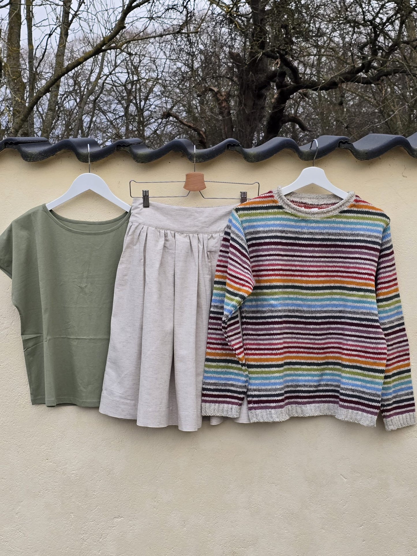 Kort, lys nederdel model "Svala"