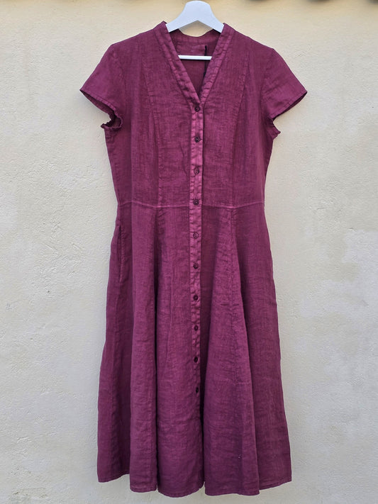 Vinrød, taljeret hørkjole