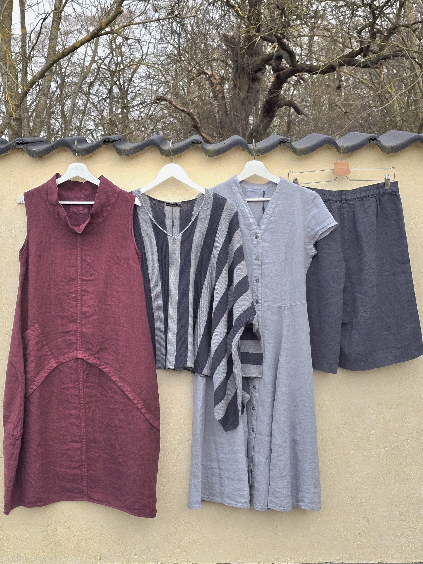 Vinrød kjole med ståkrave