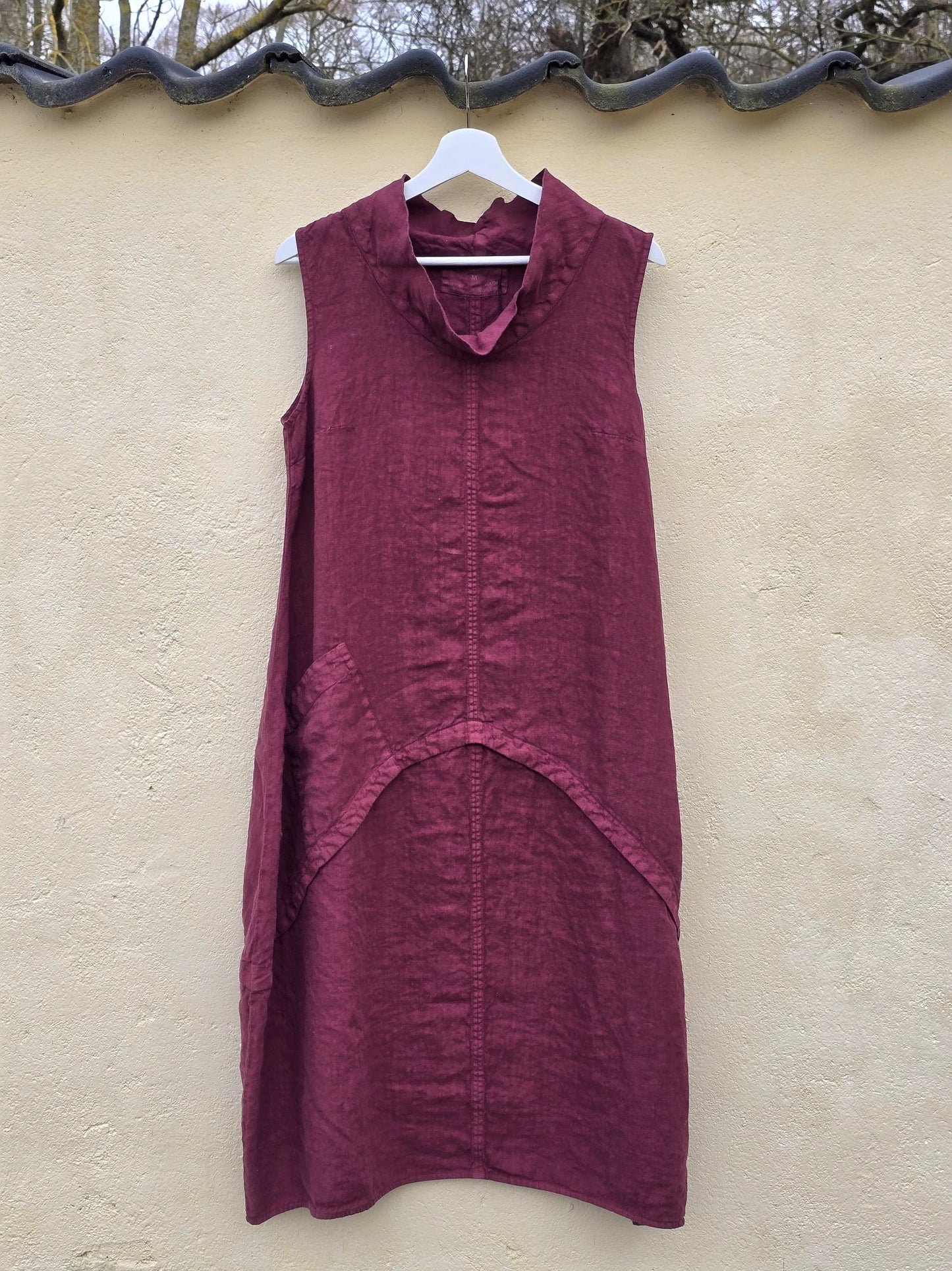 Vinrød kjole med ståkrave