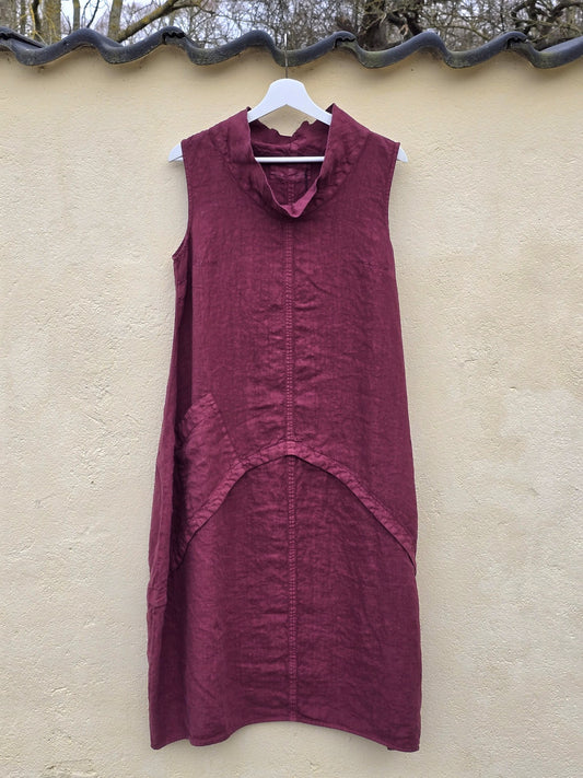 Vinrød kjole med ståkrave