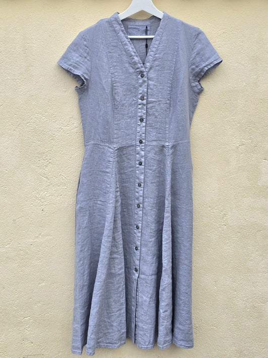 Let hørkjole med knapper og vingeærmer, blågrå