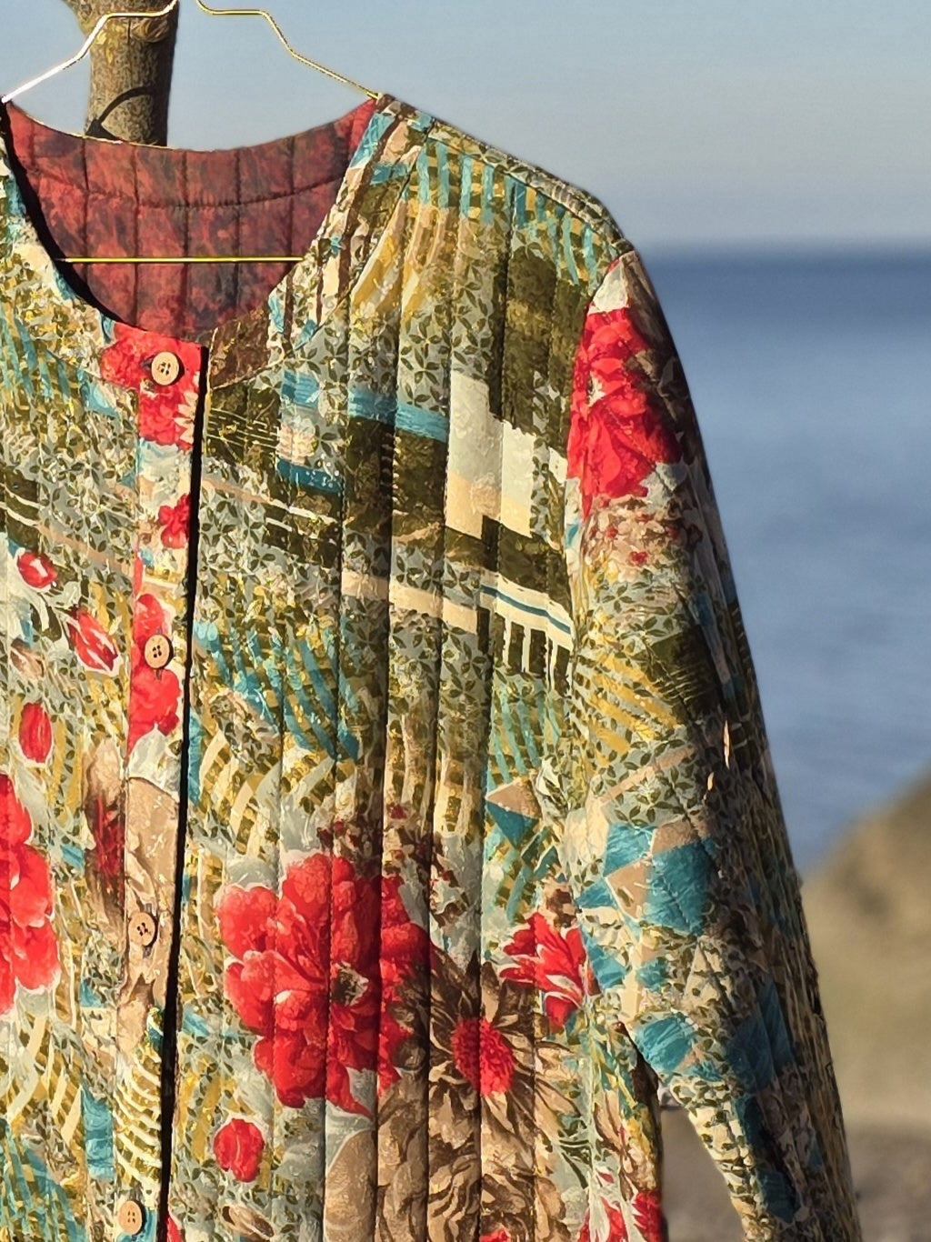 Quiltet silkejakke str. S/M Blomstret