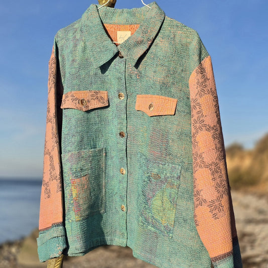 Lys turkis jakke med rosa ærmer