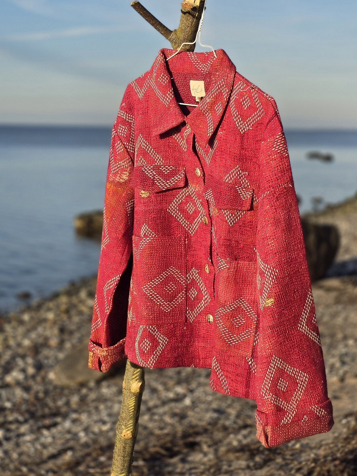Rød jakke, upcyclet af vintage tæpper